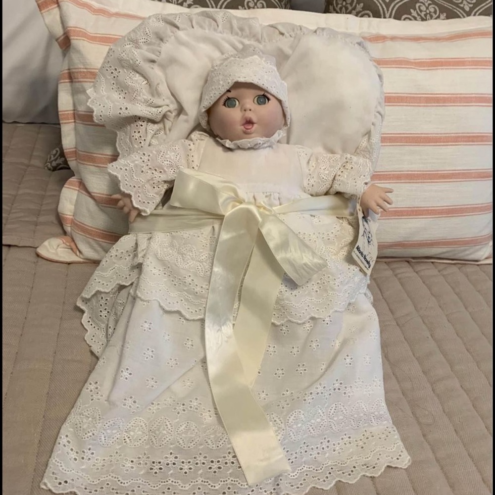 GERBER BABY DOLL 1981
CHRISTENING GOWN WITH
BONNET & BASKET (VINTAGE)